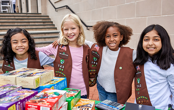 Cuatro Girl Scout Brownies abrazadas Cuatro Girl Scout Brownies abrazadas