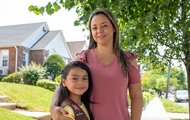 Mamá de pie con su Girl Scout Brownie. Mamá de pie con su Girl Scout Brownie.